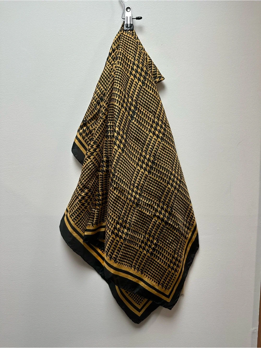 Black and Gold Houndstooth 100% silk scarf- Unbranded 32”x33”